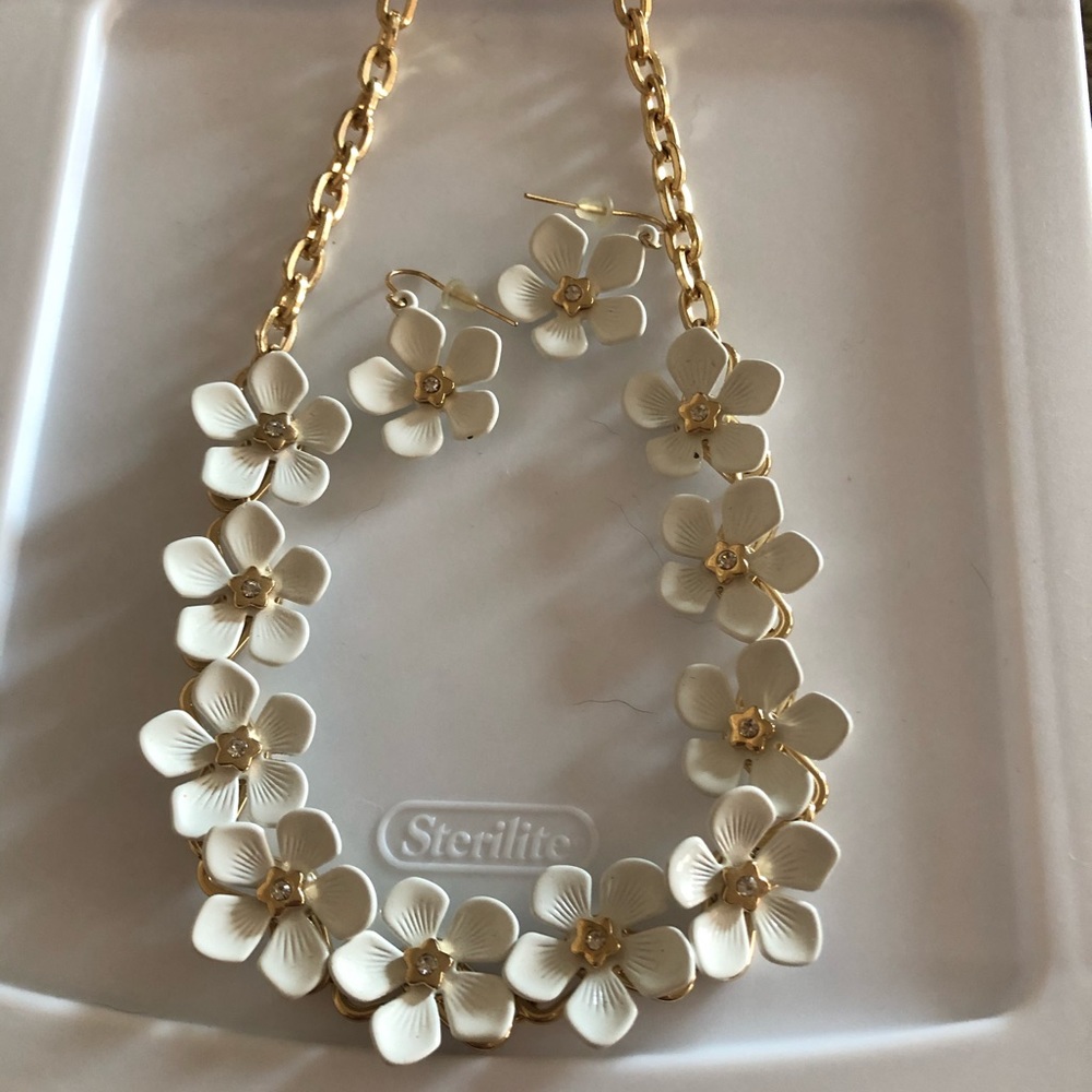 Charming Charlie Gold and White Floral Necklace Set
